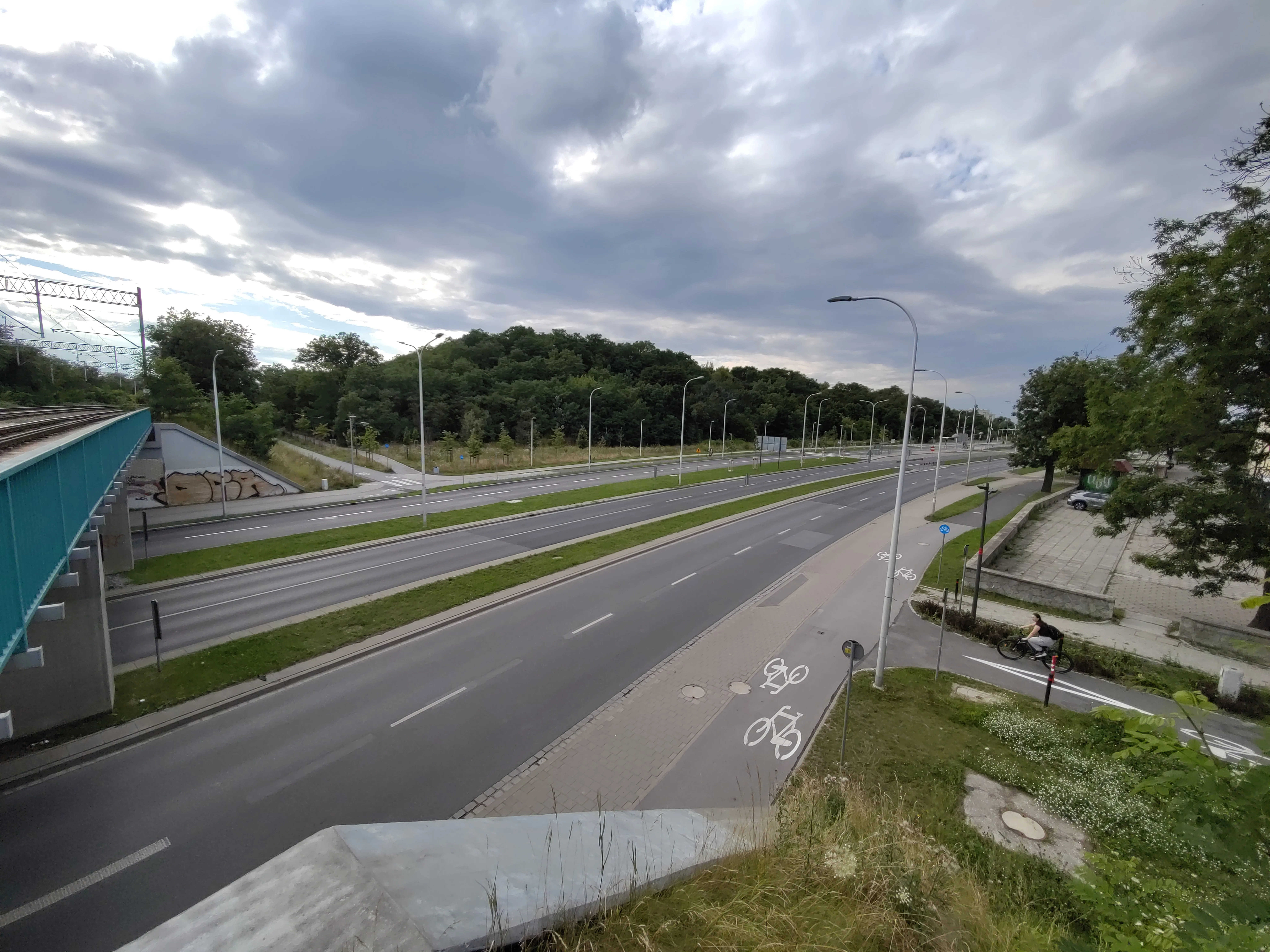 Widok z nasypu na ul. Bardzką, wiadukt i połączenie z Promenadą Krzycką; na pierwszym planie oznakowane drogi rowerowe.